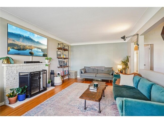 Photo - 901 W 61st St