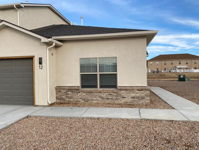 3 Bedroom 2 Bath Single story end unit. - 3 Bedroom 2 Bath Single story end unit. Townhome
