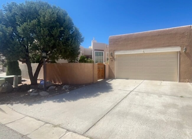 Building Photo - 3 bedroom 2 bath Townhouse Located In Sandia Heights!