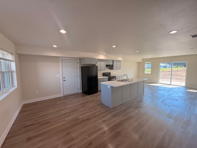Building Photo - 3034/3030 Bennington Place Unit 3034 Bennington Place