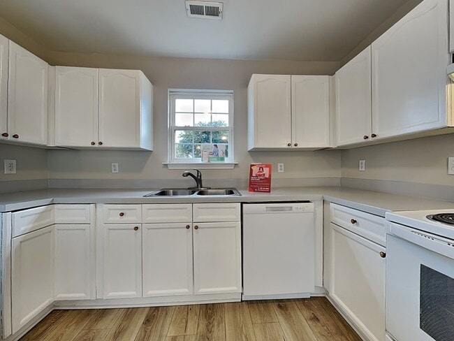 Photo - 1303 Braveheart Ln