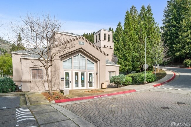 Photo - 220 Caldecott Ln