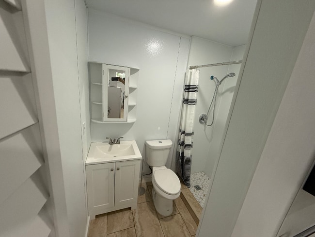 Photo - 231 W 41st St