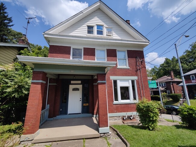 Frente, Cerrar - 2000 Ryan Ave Unidad 1