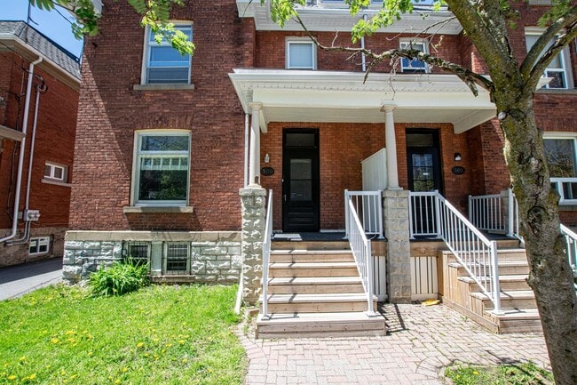 Building Photo - 300-302 Frontenac St