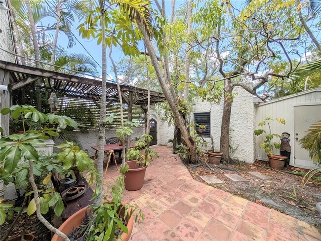 1701 Siesta Dr