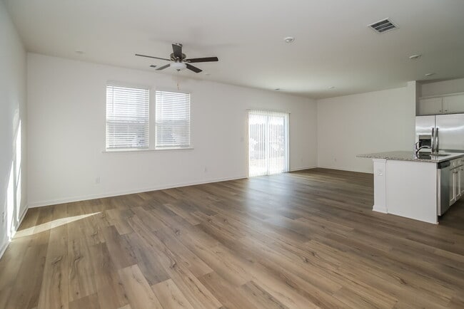 Photo - 112 Red Maple Wy