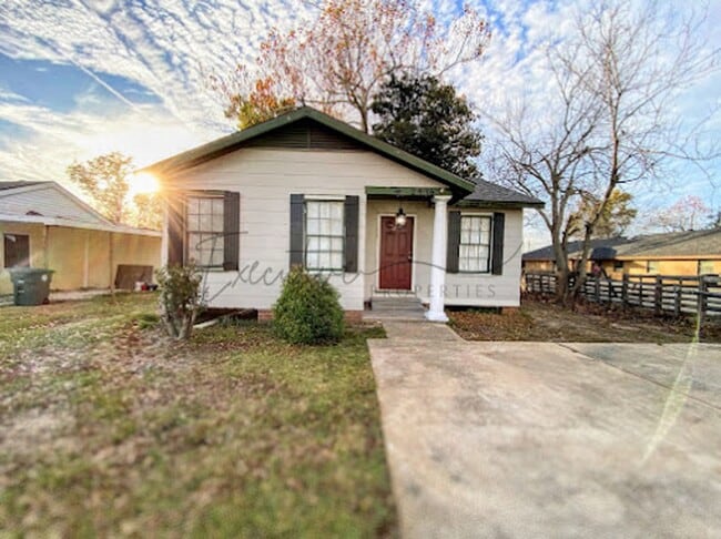 Building Photo - Remodeled 2BR/1BA with Hardwood Floors & L... Rental