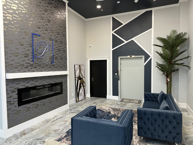 Building Photo - 208 W 7th St