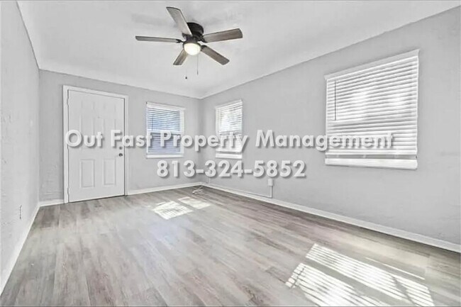 Photo - 2920 Emerson Ave S Unidad Front