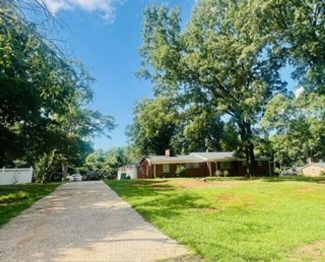 Photo - This Beautiful 4 bed 2.5 bath brick ranch ... Casa