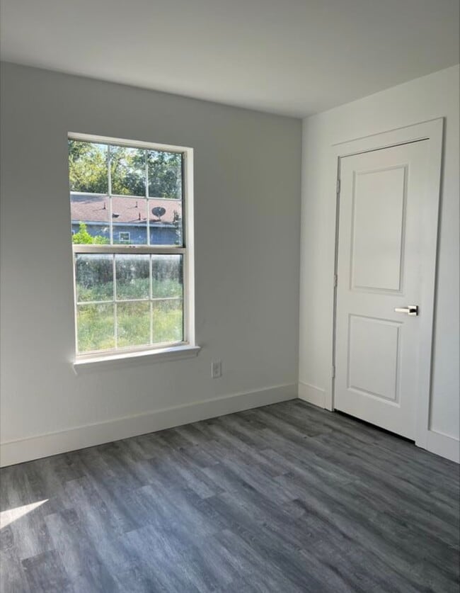 Photo - 301 W Rochester St