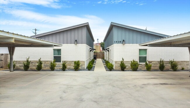 Building Photo - 1626 Playa Dr Unit 2