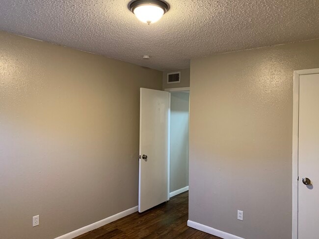 Spacious bedrooms - 2142 W Brooks St Unit A
