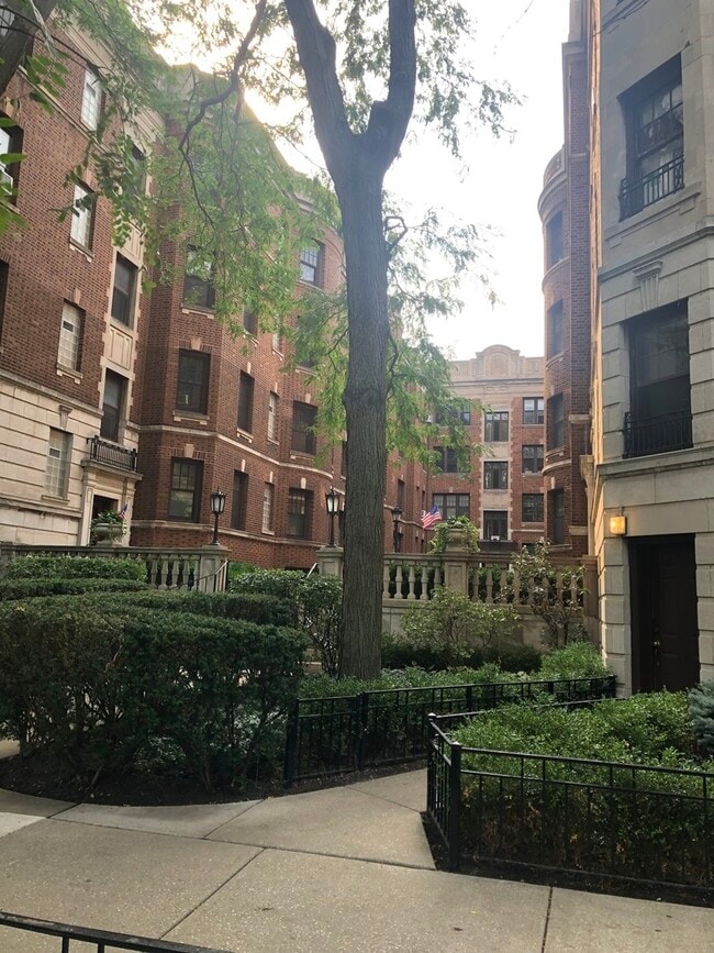 Building Photo - 2324 N Lincoln Park W Unit 3C Rental