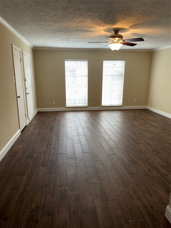 Photo - 425 N Post Oak Ln Unidad True