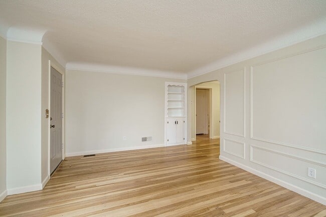 Photo - PET FRIENDLY Super Cute Craftsman Home 3 bedroom 1 Bath with Basement