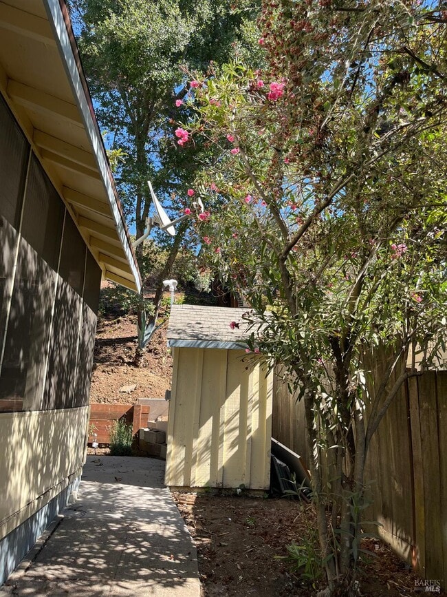 Photo - 118 B St