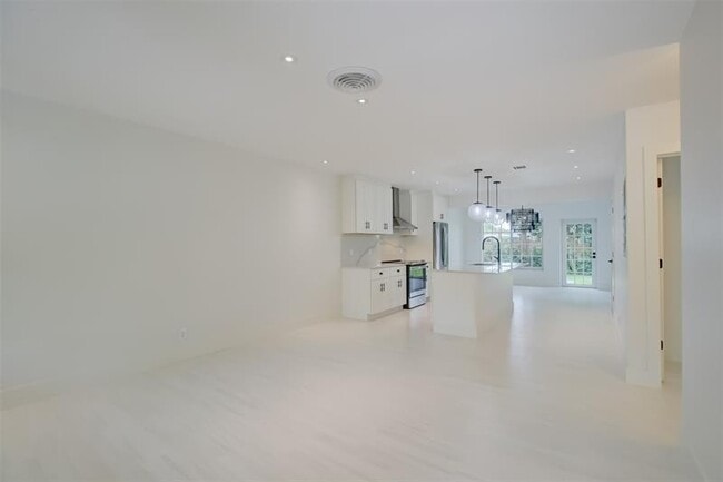 Photo - 820 NE 23rd Ave