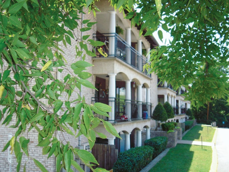 Villa Adrian Building