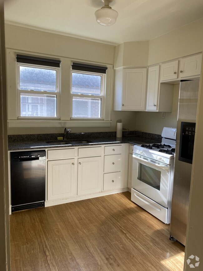 Building Photo - 2516 Beechwood Blvd Rental