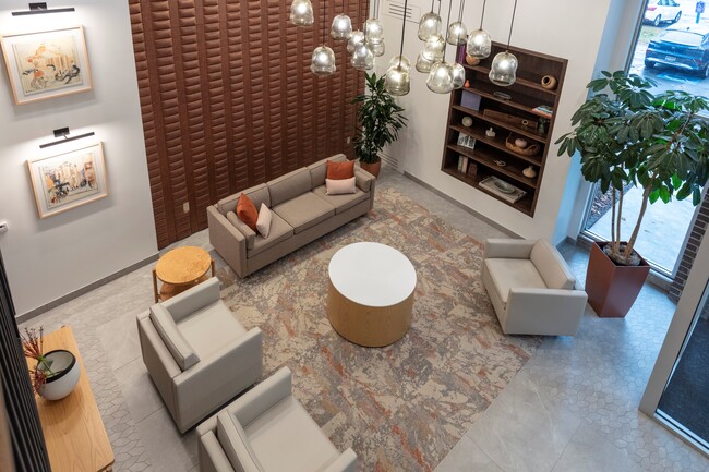 Vista del vestíbulo del segundo piso - Churchill Towers