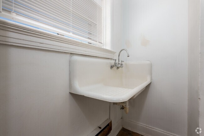 1BR, 1BA - 800SF - Kitchen - Dumont Apartments