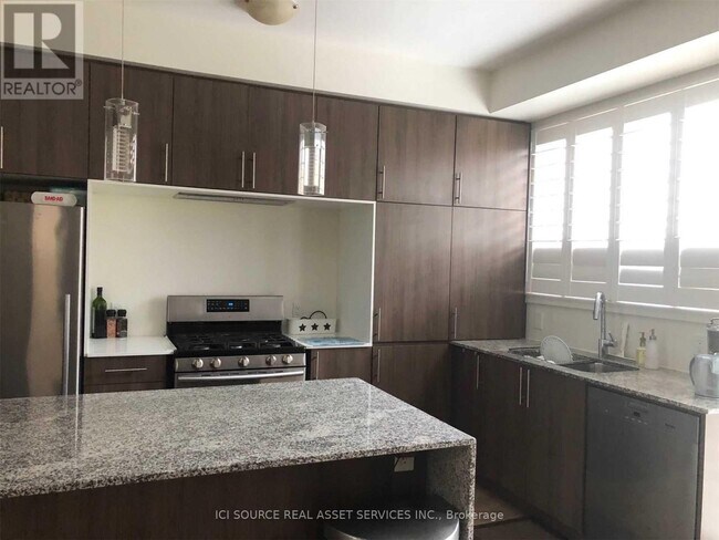 Photo - 212 Squire Cres