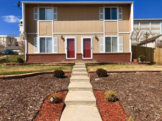 Building Photo - Newly Renovated 2-Bedroom, 1-Bathroom Unit! Rental