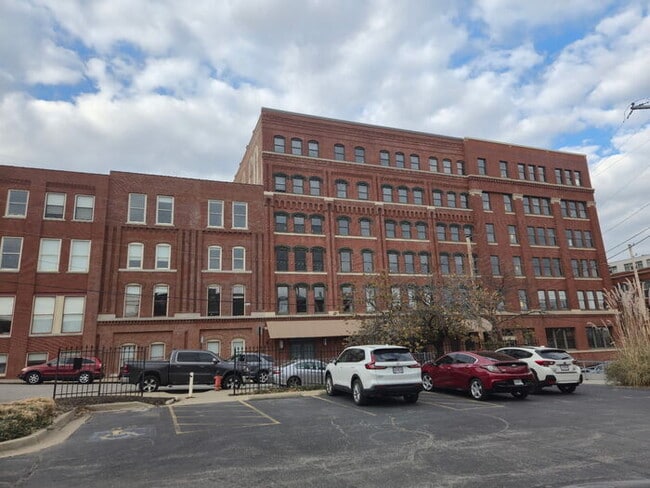 Building Photo - Fully furnished all utilities included!!! Unit 412