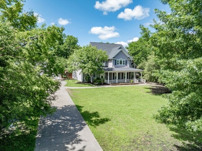 Photo - 119 College St
