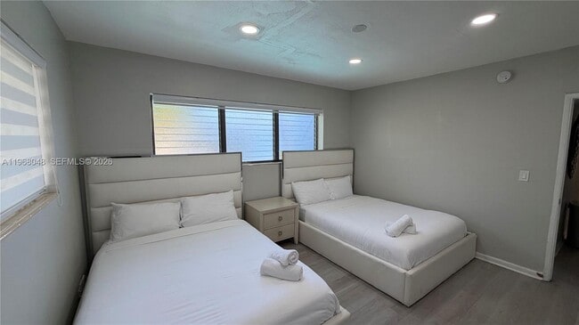 Building Photo - 10004 E Bay Harbor Dr Unit 10