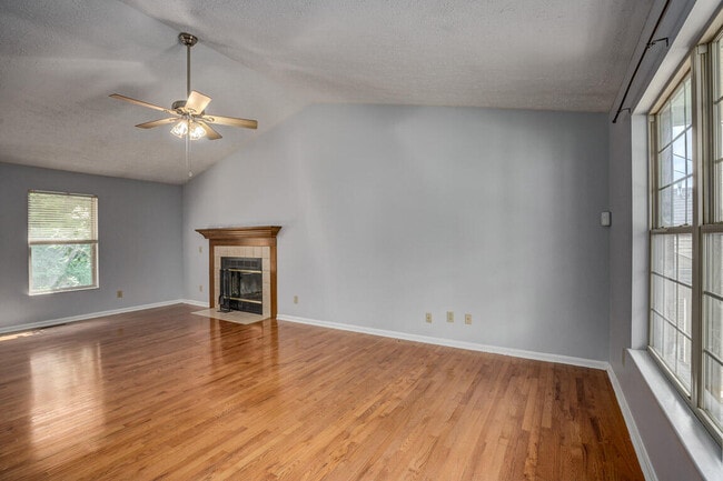 Photo - 330 River Rd