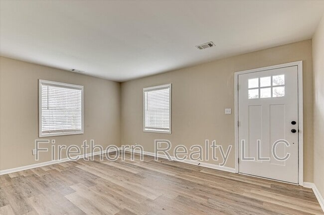 Photo - 810 Royalette Ave