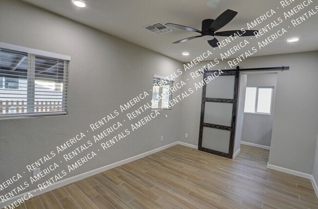 Photo - 4733 E 18th St