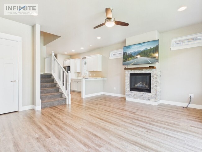 Photo - Modern 4-bedroom 3-bathroom Home