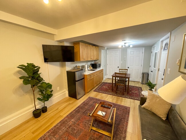 Building Photo - 24 Warwick Rd Unit B Rental