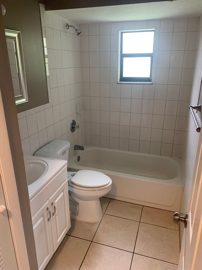 Building Photo - Cute 3 Bedroom 1.5 Bath duplex in Southwes...