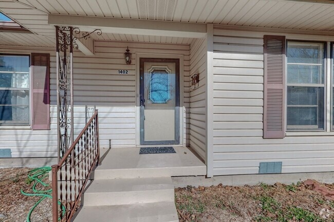 Building Photo - Charming 3-Bedroom Gem with Mid-Century Fl... Rental