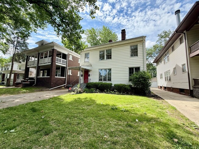 Building Photo - 436 W Cook St Unit 436 1/2 W. Cook Street