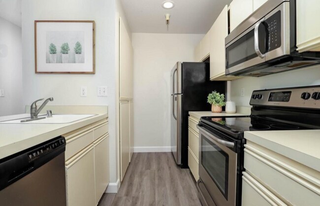 3173 Wayside Plaza Unit 211