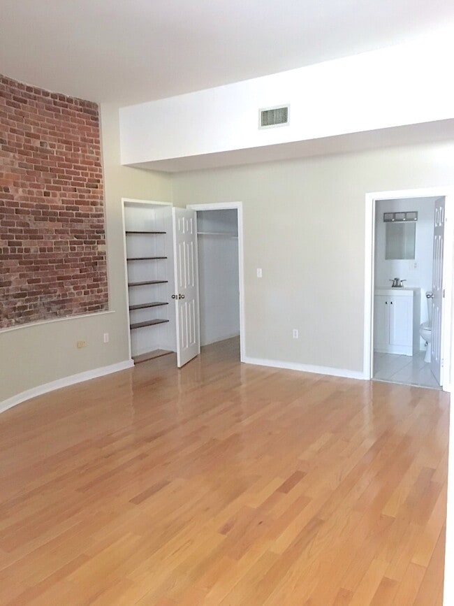 Building Photo - 17 Bow St Unit #16
