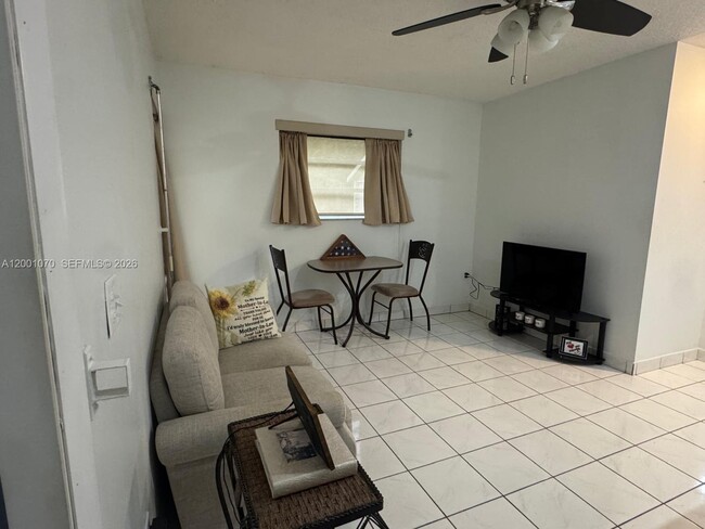 Photo - 5501 SW 89th Ave Unidad 2