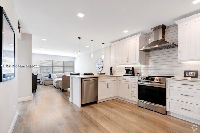 Building Photo - 2555 NE 11th St Rental