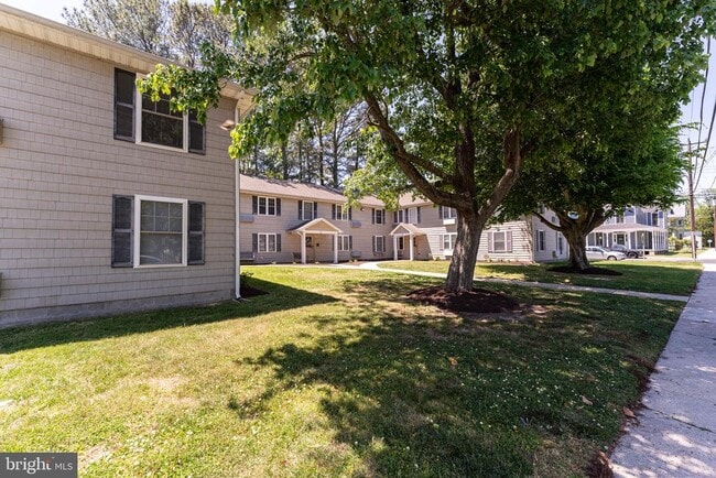 Building Photo - 802 Travers St Unit 4