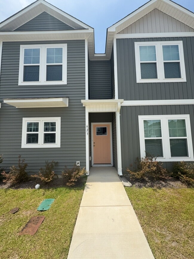 Building Photo - Two Bedroom Two and a half Bathroom Townhome located in Hubert!