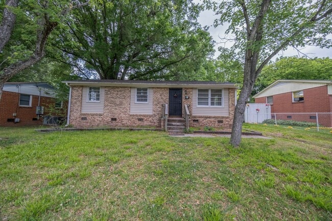 Building Photo - 3-bedroom, 1-bath home with a fenced-in yard, located on Guerrant Street in Greensboro