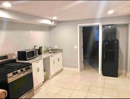 Cocina completa con nevera de tamaño apartamento. - 549 45th St NE Unidad B