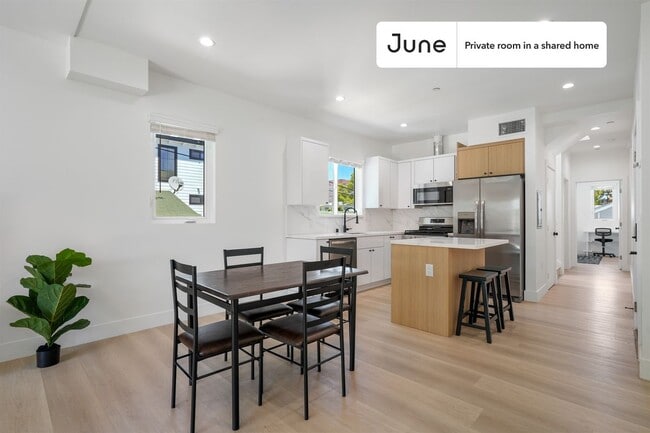 Room in Shared 4 bed/3 bath home in Hollywood