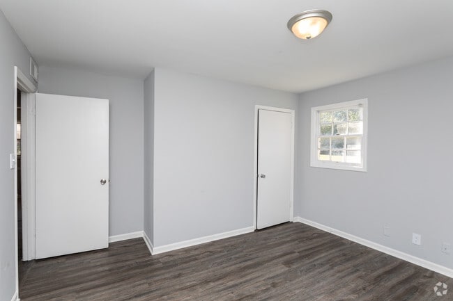 2BR, 1BA - 836 SF